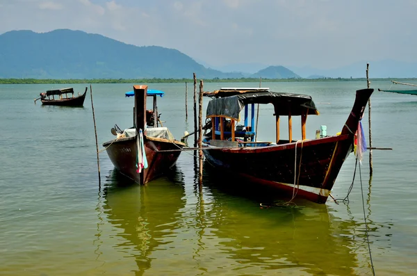 Barcos de pesca no povo da ilha — Fotografia de Stock