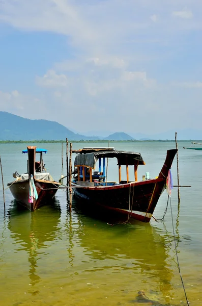 Barche da pesca alla gente dell'isola — Foto Stock
