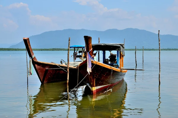 Barcos de pesca no povo da ilha — Fotografia de Stock