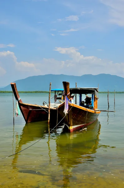 Barcos de pesca no povo da ilha — Fotografia de Stock