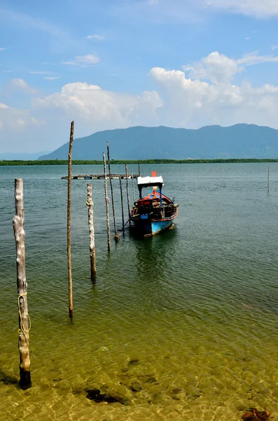 Barcos de pesca en la gente de la isla — Foto de Stock