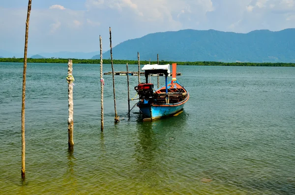 Barcos de pesca en la gente de la isla — Foto de Stock