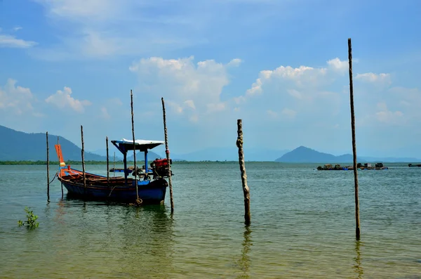 Barcos de pesca en la gente de la isla — Foto de Stock