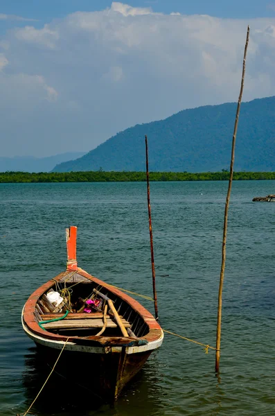 Barcos de pesca no povo da ilha — Fotografia de Stock