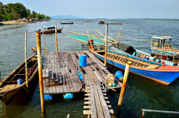 Aldeias de pescadores e pequenos barcos de pesca — Fotografia de Stock