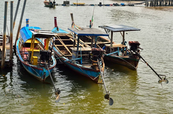 Barcos de pesca no povo da ilha — Fotografia de Stock