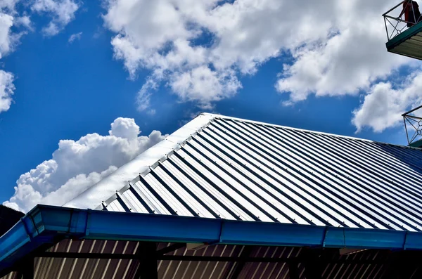 Telhas pretas telhado em uma nova casa com céu azul — Fotografia de Stock