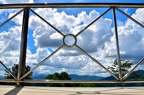 Perspectiva da moderna varanda de aço — Fotografia de Stock