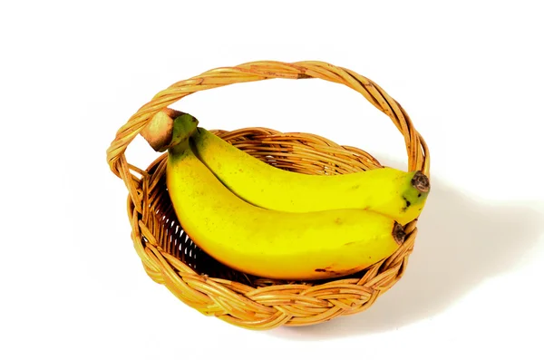 Plátanos en cesta aislados sobre fondo blanco — Foto de Stock