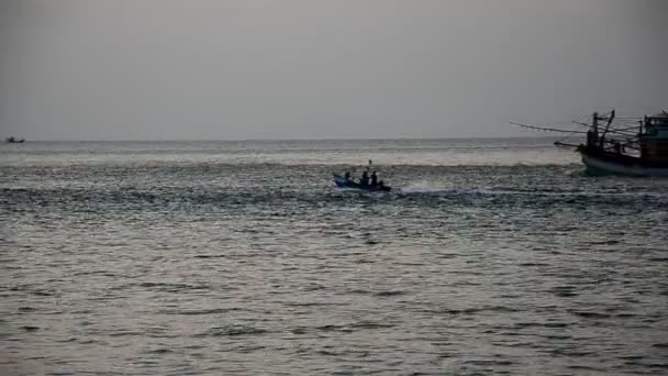 Bateaux de pêche en mer le soir — Video