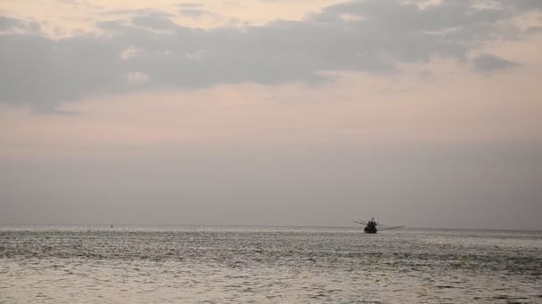 Łodzie rybackie na morzu w godzinach wieczornych — Wideo stockowe