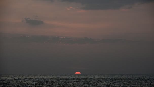 Zonsondergang op het strand in de avond — Stockvideo