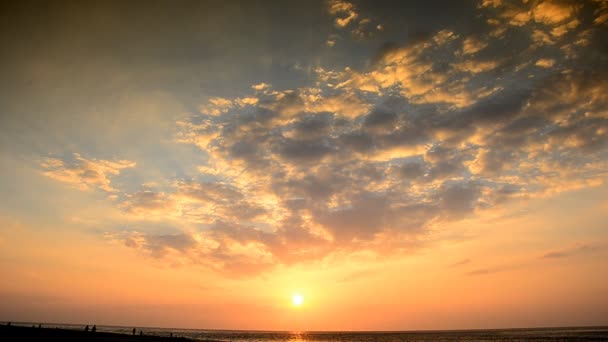 Hermosa puesta de sol en la playa — Vídeo de stock