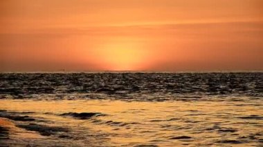 Dalga Beach deki akşamları ve gün batımı.