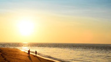 Dalga Beach deki akşamları ve gün batımı.