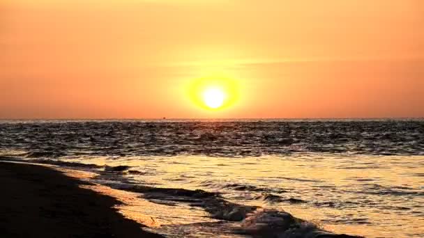 A onda na praia à noite e ao pôr do sol . — Vídeo de Stock