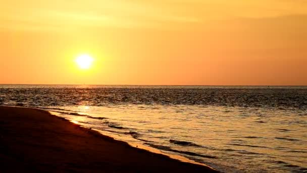 A onda na praia à noite e ao pôr do sol . — Vídeo de Stock