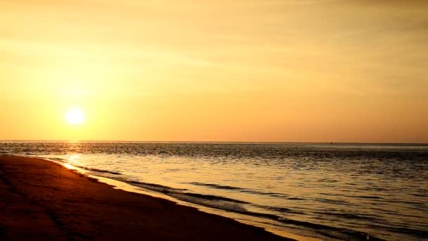 A onda na praia à noite e ao pôr do sol . — Vídeo de Stock