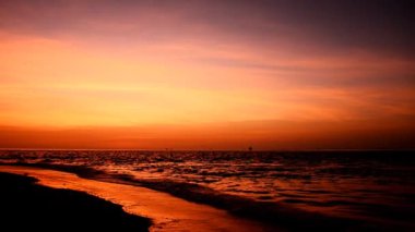 Dalga Beach deki akşamları ve gün batımı.