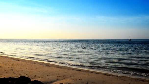 Die Welle am Strand am Abend und bei Sonnenuntergang. — Stockvideo