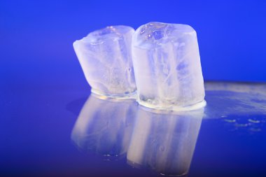 mavi zemin üzerine ıslak buz küpleri