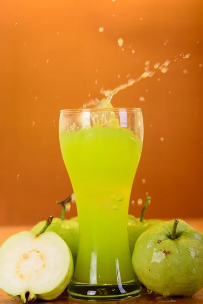 Fresh guava juice and split — Stock Photo, Image
