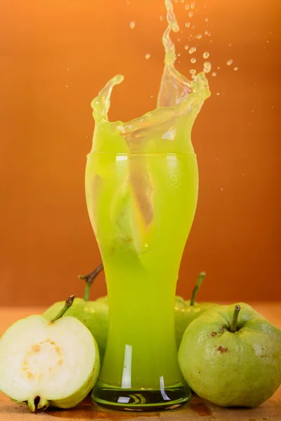 Fresh guava juice and split — Stock Photo, Image