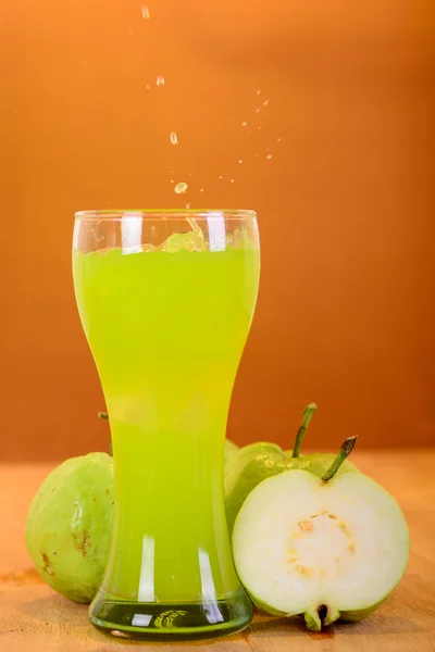 Fresh guava juice and split — Stock Photo, Image