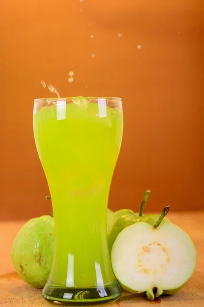 Fresh guava juice and split — Stock Photo, Image