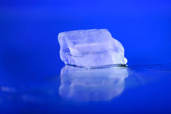 Cubos de hielo húmedos sobre fondo azul —  Fotos de Stock