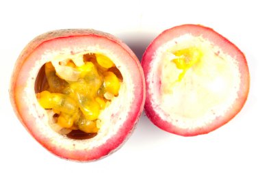 Beyaz arka planda tutku meyveleri