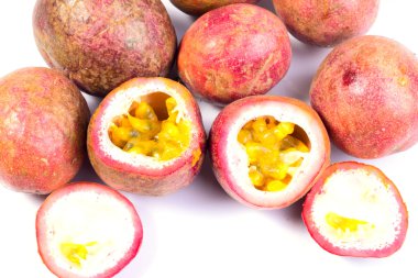 Beyaz arka planda tutku meyveleri