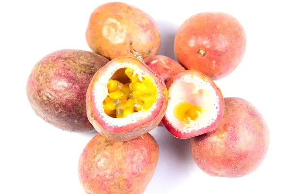 Frutas de la pasión sobre fondo blanco — Foto de Stock