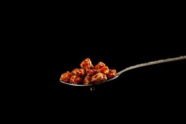 portre siyah bir zemin üzerine şeker fıstık