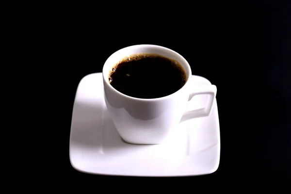 Taza de café y platillo sobre fondo negro — Foto de Stock