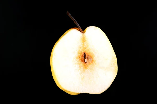 Poire nashi fraîche et coupée sur fond noir — Photo