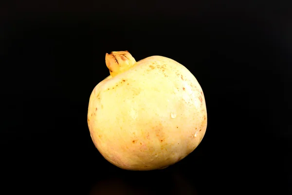 Granatapfel isoliert auf schwarzem Hintergrund — Stockfoto