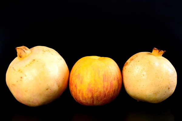 Frische Gruppe orientalische Birne und Granatapfel auf schwarzem Hintergrund — Stockfoto