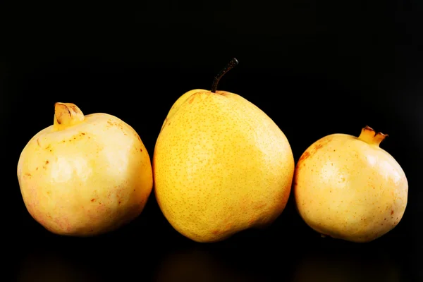 Frische Gruppe orientalische Birne und Granatapfel auf schwarzem Hintergrund — Stockfoto