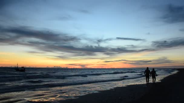 Gökyüzü ve beach Tayland akşam içinde — Stok video