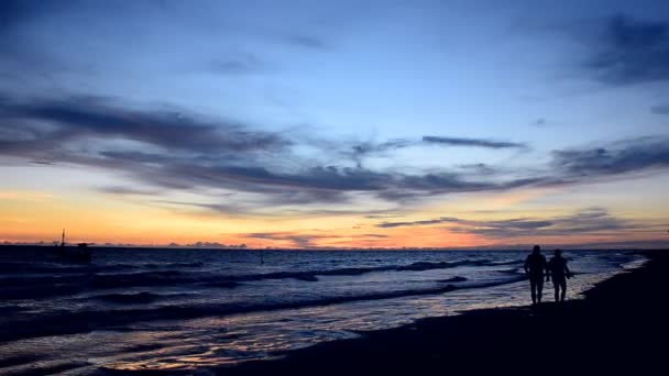 Gökyüzü ve beach Tayland akşam içinde — Stok video