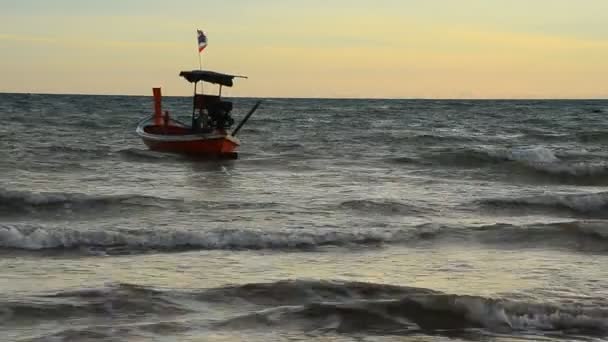 Onda e barco na praia Tailândia — Vídeo de Stock