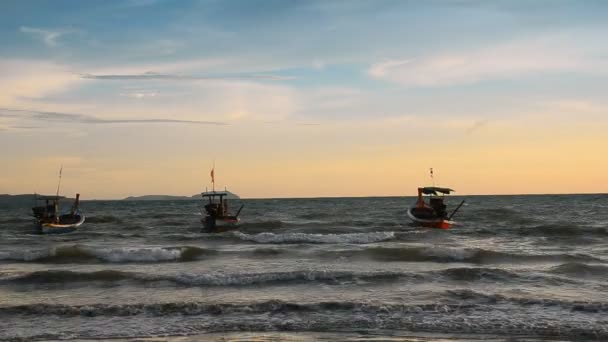 Fala i łodzi na plaży Tajlandia — Wideo stockowe
