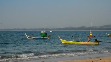 Dalga ve tekne Beach Tayland