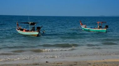 Dalga ve tekne Beach Tayland