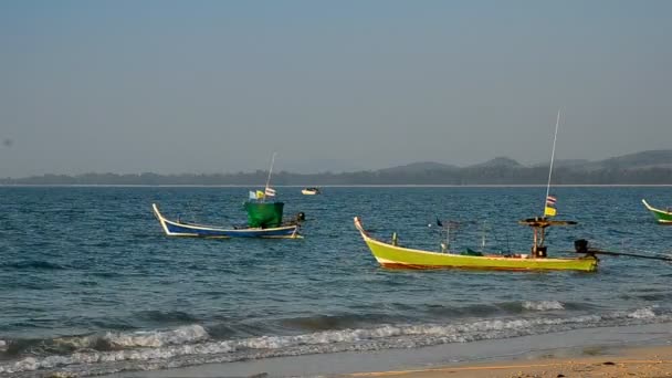 Våg och båt vid stranden Thailand — Stockvideo