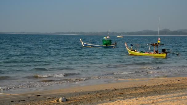 Saluto e barca sulla spiaggia Thailandia — Video Stock