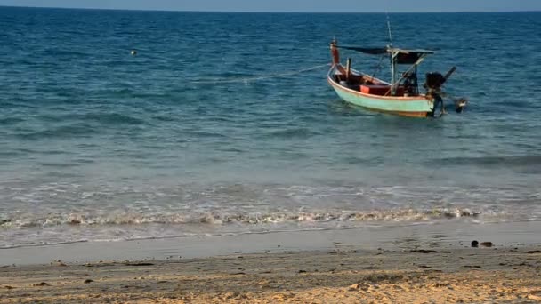 Ola y barco en la playa Tailandia — Vídeos de Stock