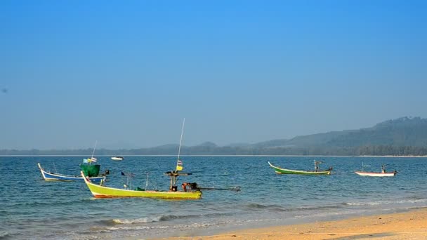 Ola y barco en la playa Tailandia — Vídeo de stock