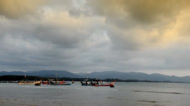 Dalga Beach Tayland akşam içinde